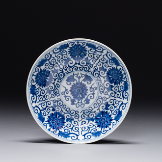 Assiette en porcelaine de Chine en bleu et blanc à décor de rinceaux de lotus, marque et époque de Guangxu