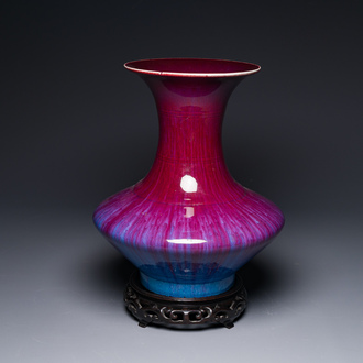 Vase en porcelaine de Chine à émail flambé sur socle en bois, 19ème