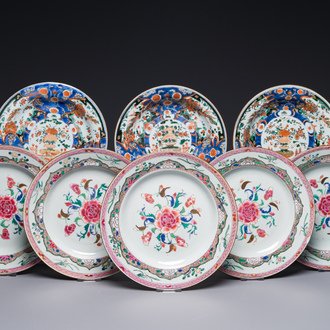 Trois assiettes en porcelaine de Chine de style verte-Imari et cinq assiettes famille rose, Kangxi/Yongzheng