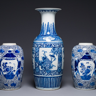 Een paar Chinese blauw-witte potten en een vaas, Kangxi merk, 19e eeuw