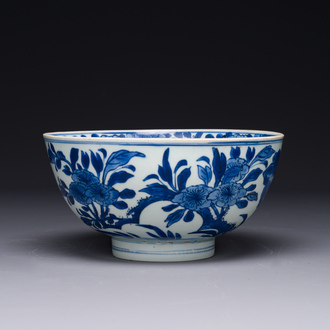Bol en porcelaine de Chine en bleu et blanc à décor de fleurs et d'oiseaux, marque Shen De Tang Bo Gu Zhi 慎德堂博古製, Kangxi