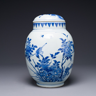 Pot couvert en porcelaine de Chine en bleu et blanc à décor d'oiseaux parmi des branches fleuries, période Transition