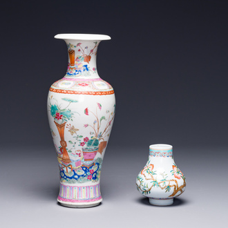 Un petit vase en porcelaine de Chine famille rose à décor de neuf pêches et un vase à décor des antiquités, 19ème