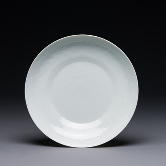 Assiette en porcelaine de Chine en blanc monochrome à décor de dragon incisé, 18ème