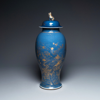 Vase en porcelaine de Chine en bleu poudré à décor doré d'un phénix parmi des branches fleuries, Qianlong