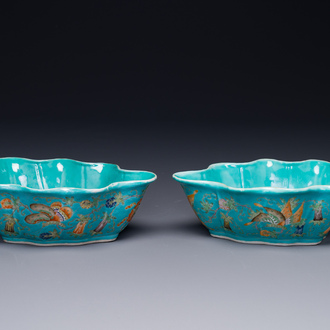 Paire de bols en porcelaine de Chine famille rose sur fond turquoise en forme de feuille à décor de papillons, marque et époque de Jiaqing