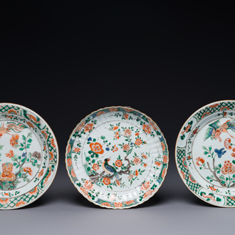 Trois assiettes en porcelaine de Chine famille verte à décor de phénix et pivoine, Kangxi