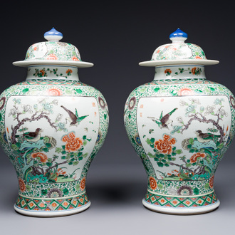 Paire de vases couverts en porcelaine de Chine famille verte à décor d'oiseaux et de fleurs, marque de Kangxi, 19ème