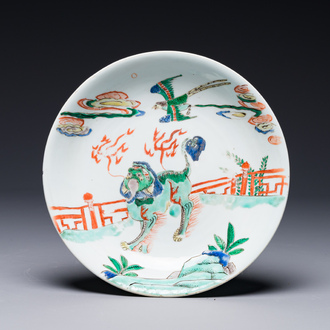 Assiette en porcelaine de Chine famille verte à décor de qilin et faucon, marque de feuille d'artemisia, Kangxi