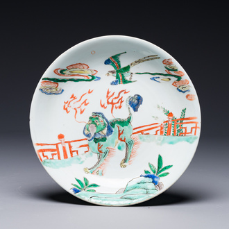 Een Chinees famille verte bord met een qilin en een valk, artemisia blad merk, Kangxi