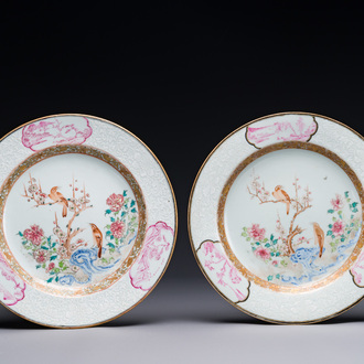 Paire d'assiettes en porcelaine de Chine famille rose à décor de pies et de pivoines aux bords en bianco-sopra-bianco, Yongzheng