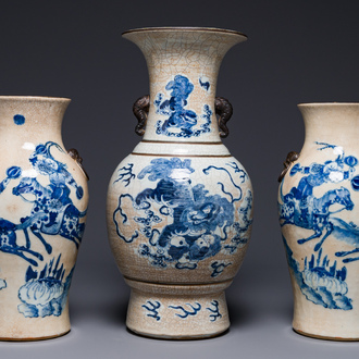 Trois vases en porcelaine de Chine en bleu et blanc dit 'de Nankin' à émail craquelé, marque de Chenghua, 19ème