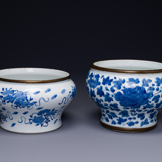 Twee Chinese blauw-witte 'Bleu de Hue' potten voor de Vietnamese markt, 19e eeuw