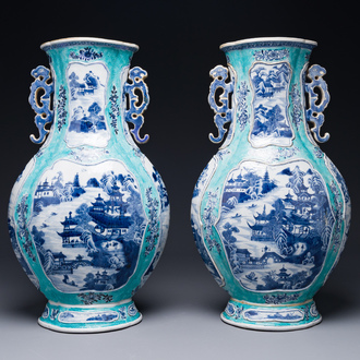 Paire de vases en porcelaine de Chine en bleu et blanc sur fond turquoise à décor de Pagode Whampoa et Rivière des Perles, Qianlong