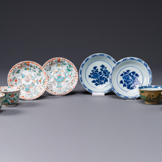 Deux paires de tasses et soucoupes en porcelaine de Chine famille verte, Kangxi
