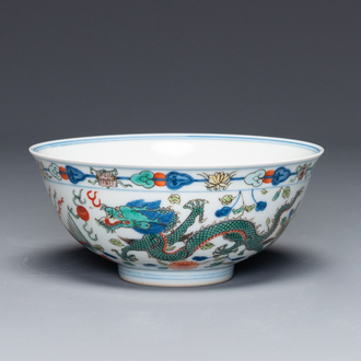 Bol en porcelaine de Chine wucai à décor de dragons et phénix, marque et époque de Daoguang