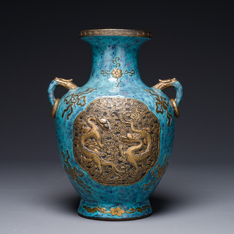 Vase de forme 'hu' en porcelaine de Chine aux émaux imitant le bronze et 'robin's egg', marque de Qianlong, 19ème