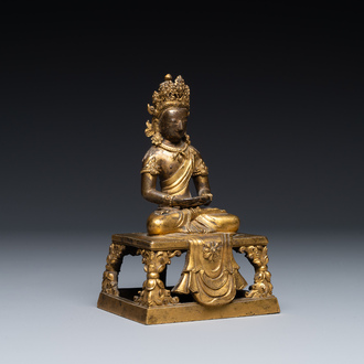 Een Sino-Tibetaanse verguld bronzen figuur van Boeddha Amitayus, Qianlong