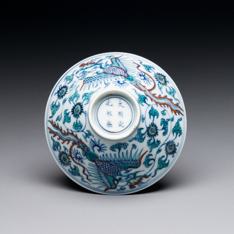 Bol de forme conique en porcelaine de Chine doucai à décor de phénix, marque Chenghua, Kangxi/Yongzheng