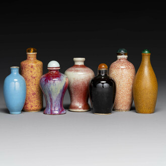 Sept tabatières variées en porcelaine de Chine monochrome, marque de Kangxi, 18/19th C.