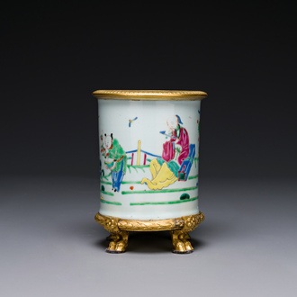 Pot à pinceaux en porcelaine de Chine famille rose à décor 'Tao Yuanming 陶淵明' aux montures en bronze doré, Yongzheng