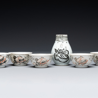 Cinq tasses et une verseuse en porcelaine de Chine en grisaille, Qianlong