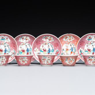 Cinq tasses et soucoupes en porcelaine de Chine famille rose à décor figuratif, Yongzheng