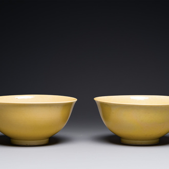 Paire de bols en porcelaine de Chine en jaune monochrome, marque de Yongzheng, 19ème