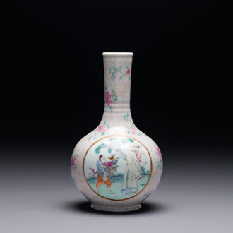 Een Chinese famille rose flesvormige vaas, Qianlong merk, Republiek