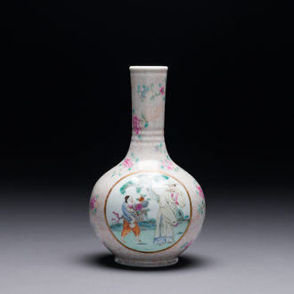 Vase de forme bouteille en porcelaine de Chine famille rose, marque de Qianlong, République