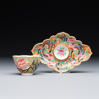 Tasse et son support en porcelaine de Chine famille rose de Canton à décor doré de fleurs et papillons, 19ème
