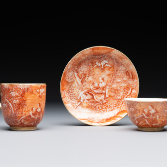 Deux rares tasses et une soucoupe en porcelaine de Chine en rouge de fer et doré à décor de scène européenne, Qianlong
