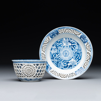 Tasse et soucoupe ajourées et à double parois en porcelaine de Chine en bleu et blanc, Kangxi