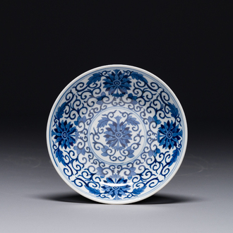 Assiette en porcelaine de Chine en bleu et blanc à décor de rinceaux de lotus, marque et époque de Guangxu