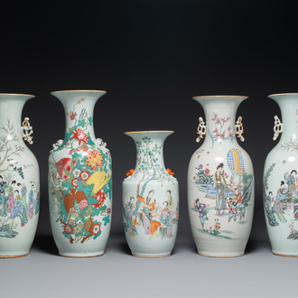 Cinq vases divers en porcelaine de Chine famille rose, 19/20ème