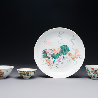 Trois bols et une assiette en porcelaine de Chine famille rose à décor de lions bouddhistes et 'Wu Shuang Pu', 19ème