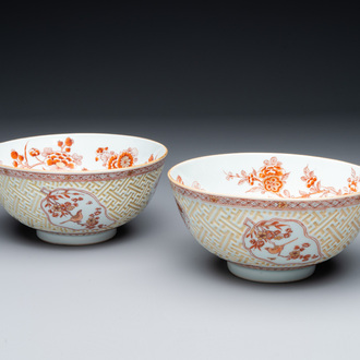 Paire de bols en porcelaine de Chine à décor en rouge de fer, dorées et en relief, Kangxi