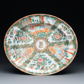 Plat de forme ovale monogrammée en porcelaine de Chine famille rose de Canton, 19ème