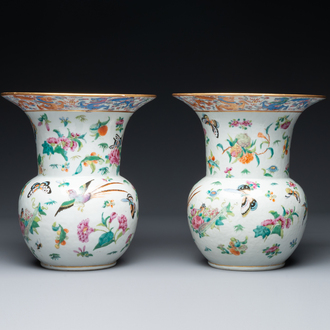 Paire de crachoirs en porcelaine de Chine famille rose de Canton à décor de dragons, oiseaux, papillons et fleurs, 19ème