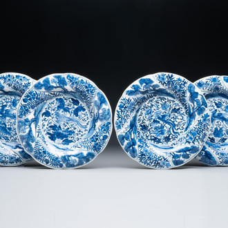 Quatre assiettes lobées en porcelaine de Chine en bleu et blanc, marque fleur, Kangxi