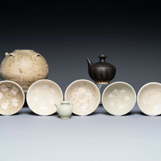 Collection variée de huit pièces en porcelaine de Chine monochrome, Tang/Ming