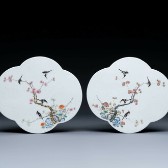 Een paar Chinese famille rose plaquettes met vogels tussen bloesemtakken, 19e eeuw