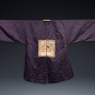 Een Chinees donkerblauw zijden overkleed met gouddraad geborduurde 'rank badges' met wilde ganzen, 19e eeuw