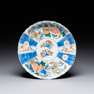 Plat en porcelaine de Chine verte-Imari à décor floral, Kangxi