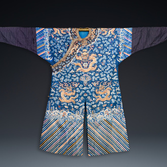 Robe en soie à fond bleu brodée de fils d'or à décor de dragon, Chine, 19ème
