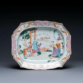 Een octagonale Chinese famille rose schotel met mandarijns decor, Qianlong