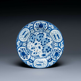 Rare plat en majolique en bleu et blanc à décor chinois de style Kraak, Pays-Bas, 17ème