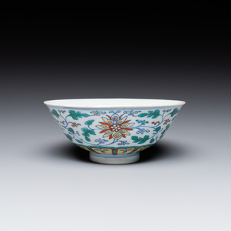 Bol en porcelaine de Chine doucai à décor de rinceaux de lotus, marque et époque Qianlong
