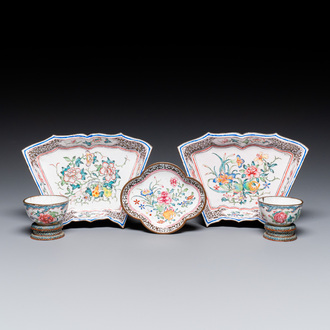 A pair of fine Chinese Canton enamel cups and three saucers with floral design, Yongzheng/Qianlong