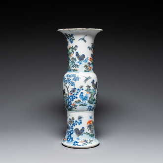 Vase de forme 'gu' en porcelaine de Chine doucai à décor de coq, marque de Qianlong, 19ème